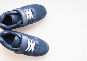 לוקים אופנתיים לילדים: איך משלבים נעליים כחולות באאוטפיט?